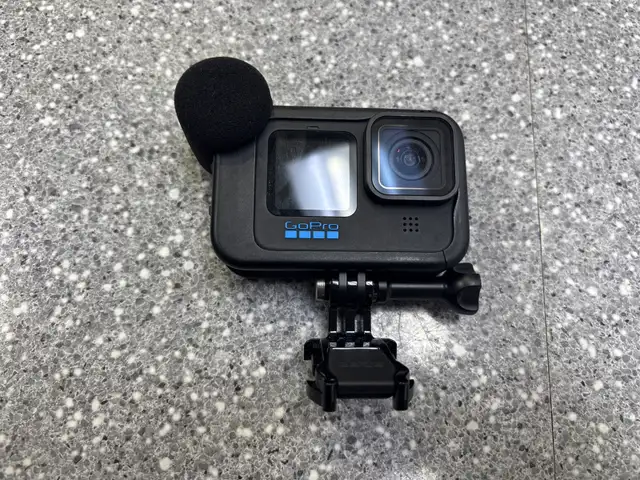 Go Pro 11 Black Creator Ed With 4 Batteries And Charger - Photo 3