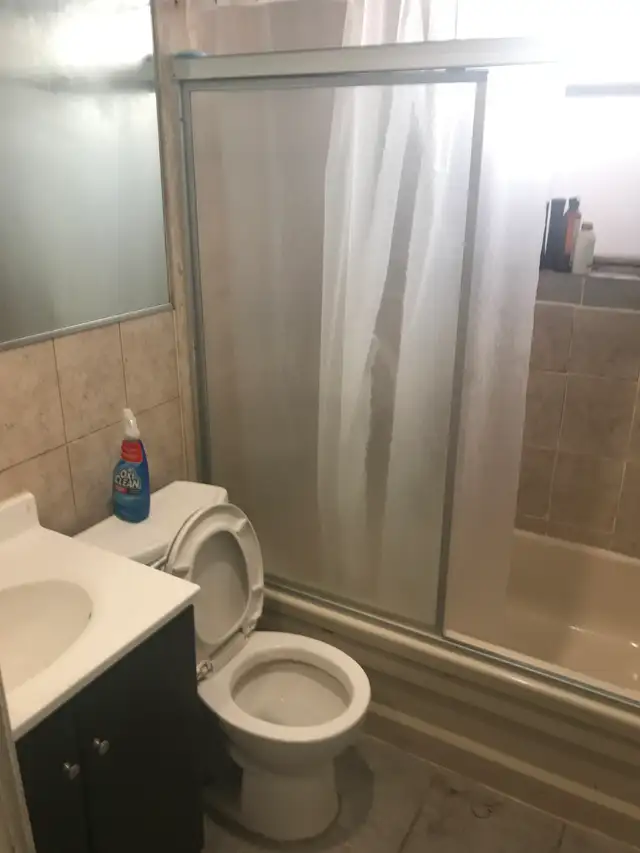 Private room- Utilities included - Photo 3