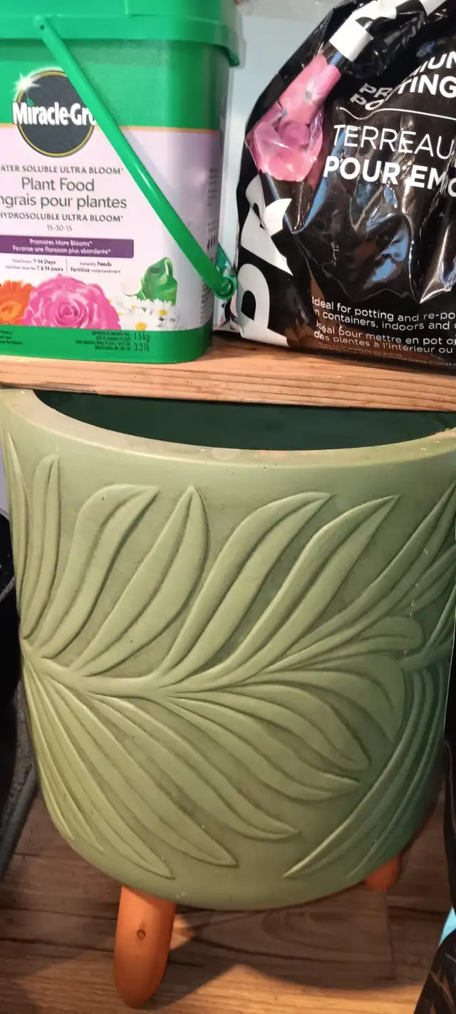 Complete Gardener’s Bundle - 3gal Tripod Pot   Soil   Fertilizer - Photo 4