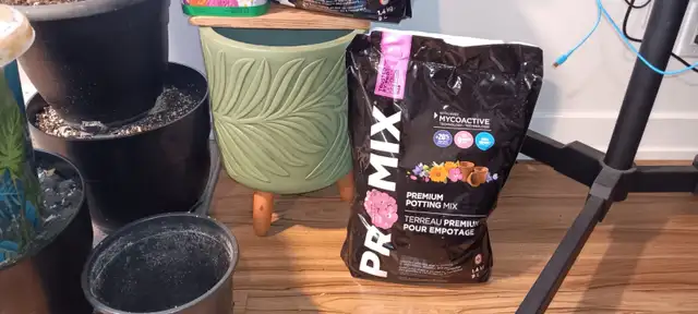 Complete Gardener’s Bundle - 3gal Tripod Pot   Soil   Fertilizer - Photo 7