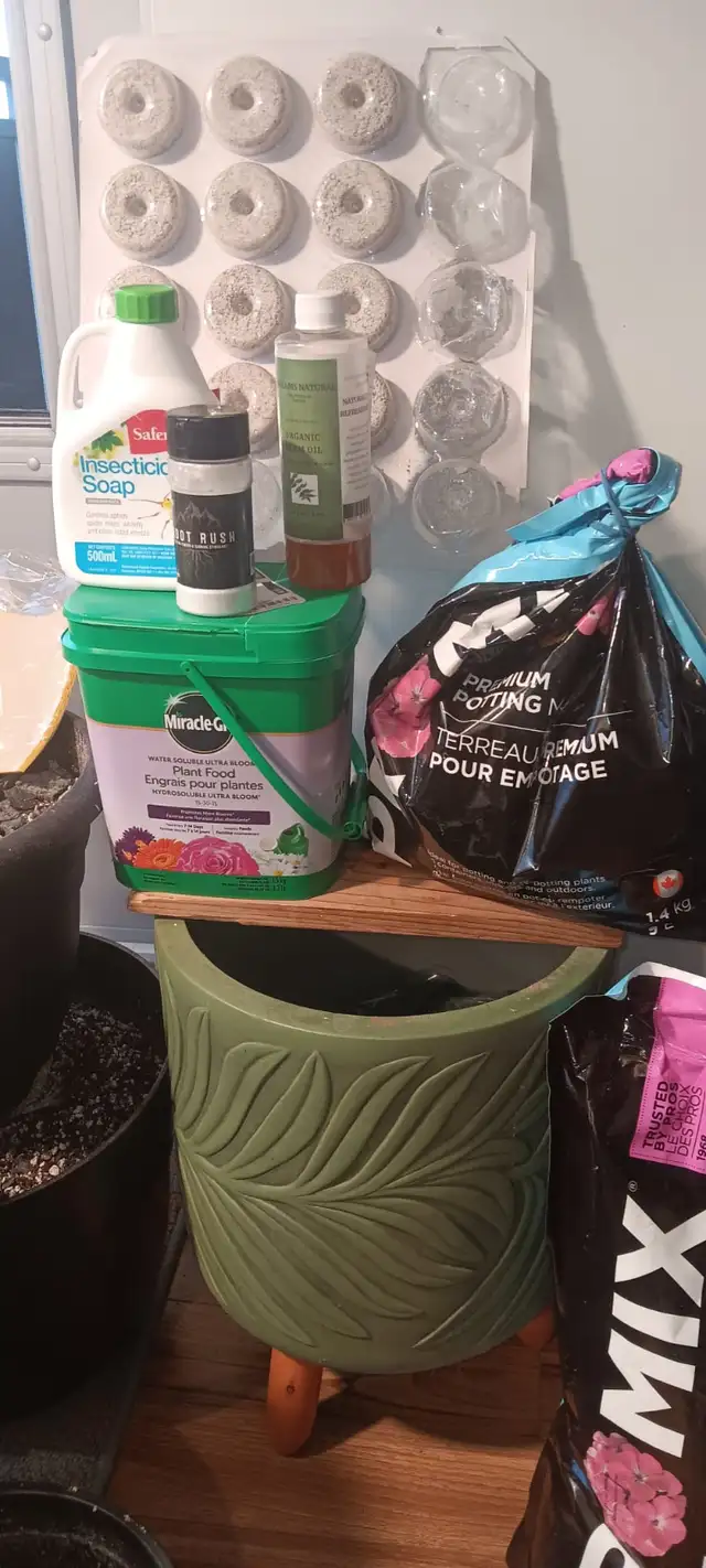 Complete Gardener’s Bundle - 3gal Tripod Pot   Soil   Fertilizer - Photo 8