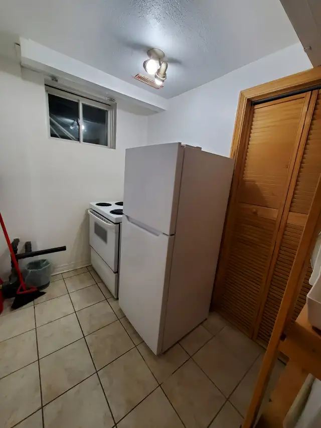 Batchelor basement apartment in Thornhill - Photo 10