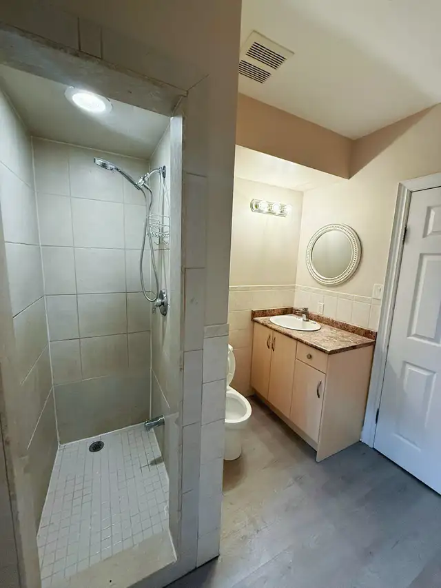 Room for rent near subway and Yorkdale (Female Only) - Photo 6