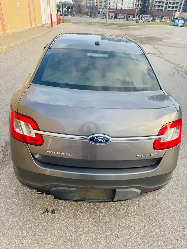2011 Ford  Taurus Sport AWD - Photo 4