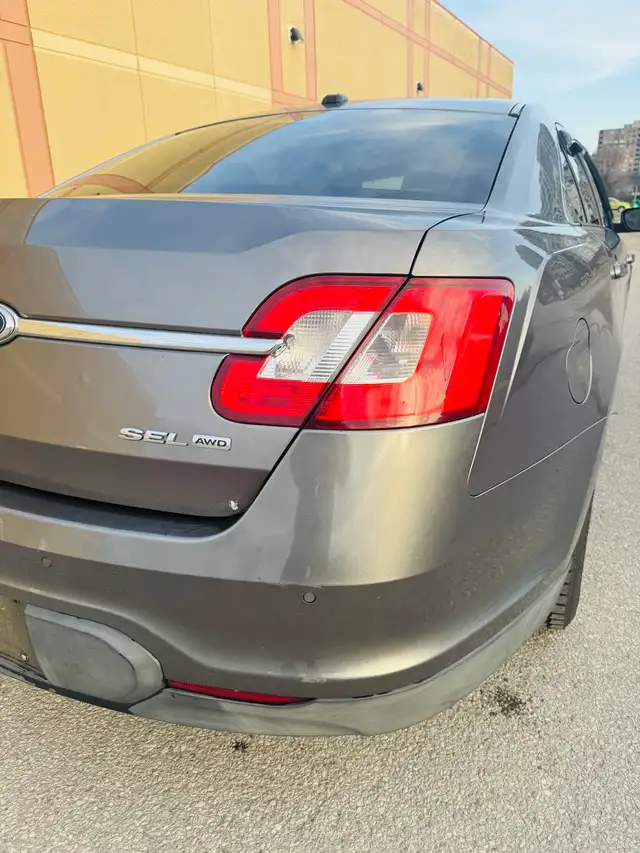 2011 Ford  Taurus Sport AWD - Photo 5