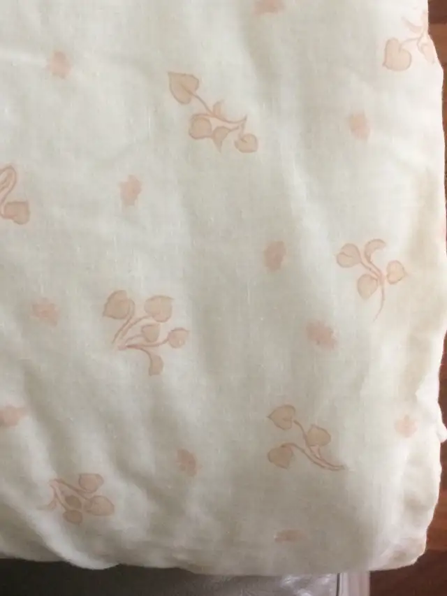 DOUILLETTE POUR LIT DOUBLE DE 6 PIEDS LARGEx7 PIEDS LONG: $20.00