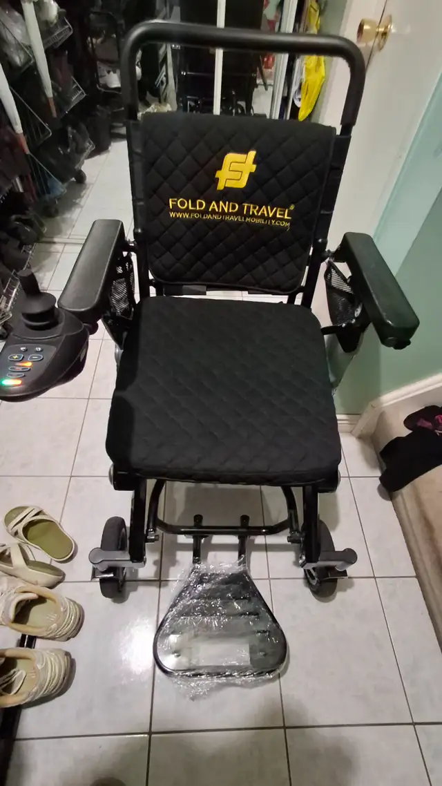 Electric wheelchair folding traveler ( like new ) - Photo 2