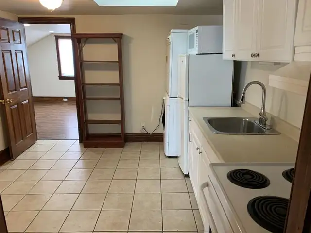 Cozy Upper 2 Bedroom Apartment!