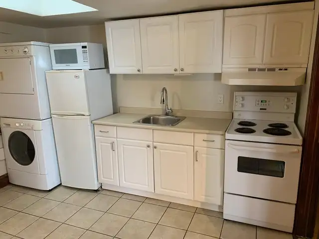 Cozy Upper 2 Bedroom Apartment! - Photo 2