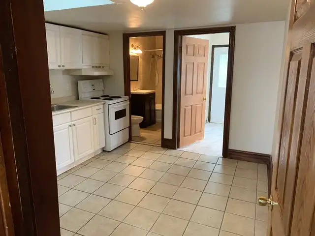 Cozy Upper 2 Bedroom Apartment! - Photo 3