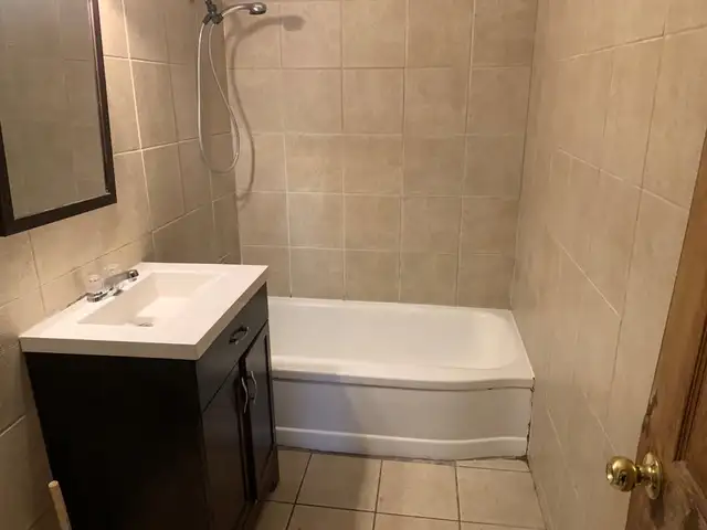 Cozy Upper 2 Bedroom Apartment! - Photo 4