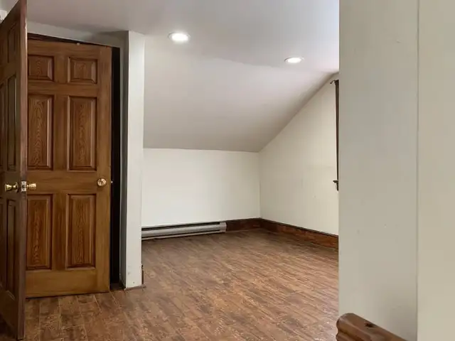 Cozy Upper 2 Bedroom Apartment! - Photo 7