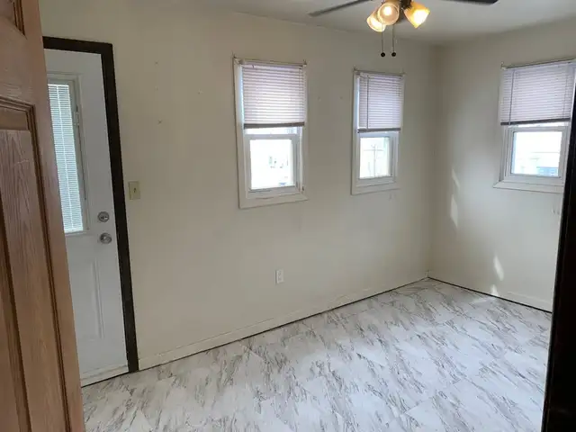 Cozy Upper 2 Bedroom Apartment! - Photo 8