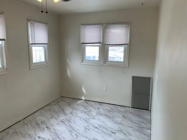 Cozy Upper 2 Bedroom Apartment! - Photo 9