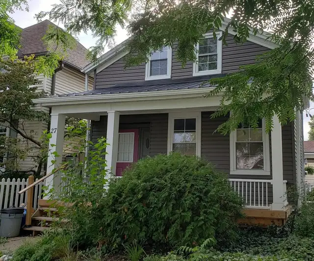 Cozy Upper 2 Bedroom Apartment! - Photo 13
