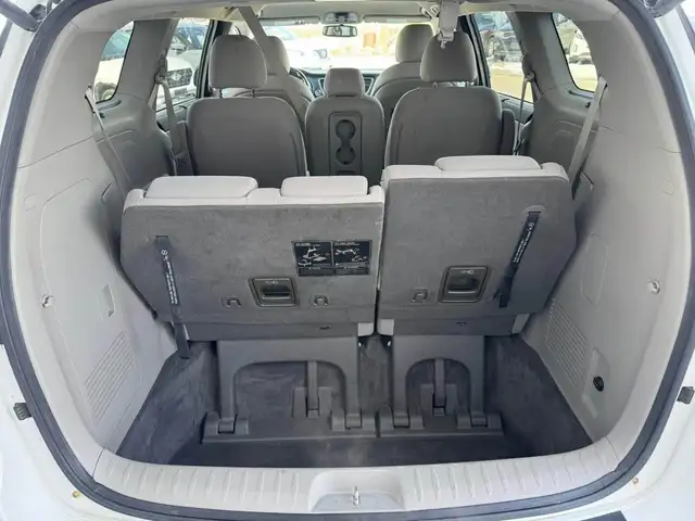 2020 Kia Sedona LX - Photo 17