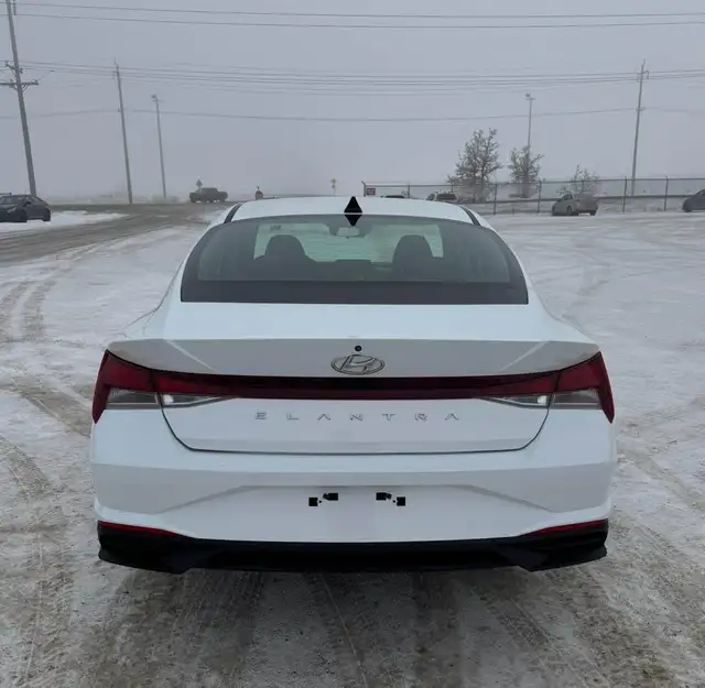 2021 Hyundai Elantra Essential - Photo 2