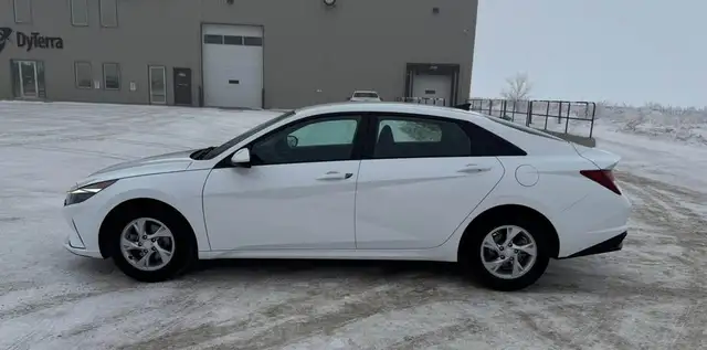 2021 Hyundai Elantra Essential - Photo 3