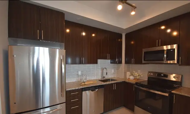 Large, Furnished Room in a Modern Condo,  Yonge St and Steels Av - Photo 4