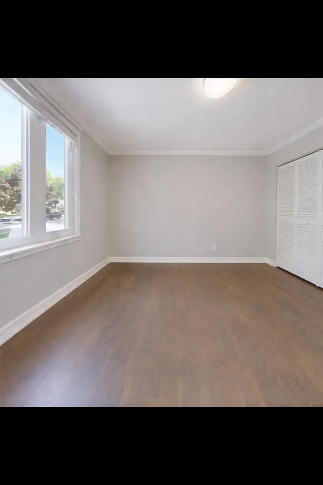 Room for rent near Walmart Erin mills Mississauga - Photo 2