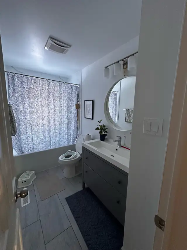 Room for rent near Walmart Erin mills Mississauga - Photo 3