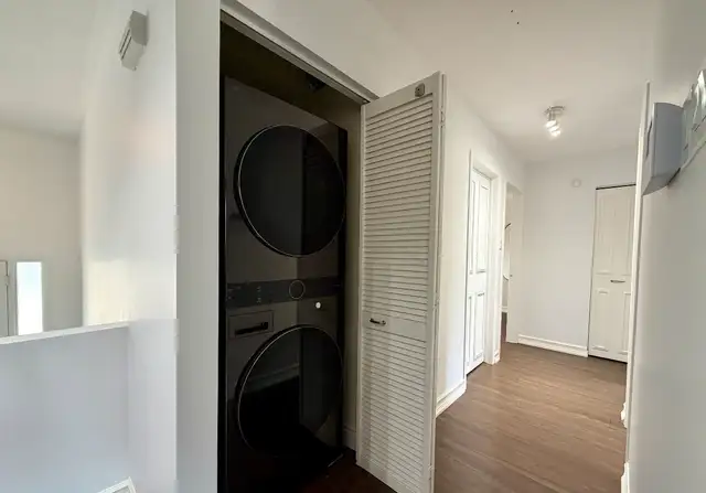 Room for rent near Walmart Erin mills Mississauga - Photo 4