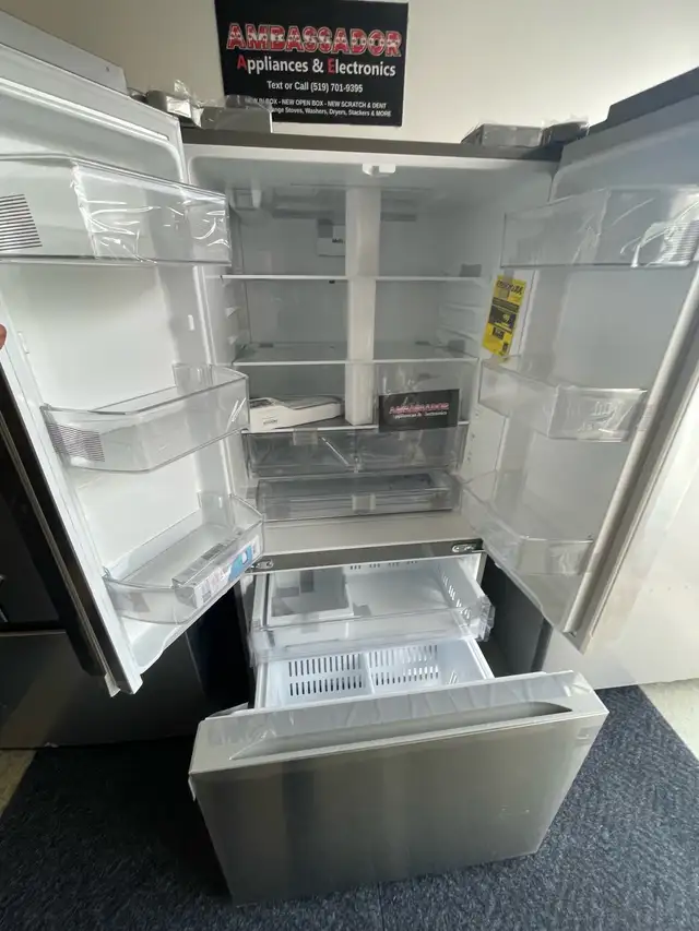 NEW 33" LG Counter Depth Max Fridge With Ice Maker (21 Cu.Ft) - Photo 3