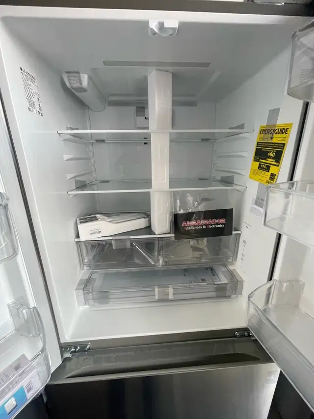 NEW 33" LG Counter Depth Max Fridge With Ice Maker (21 Cu.Ft) - Photo 4