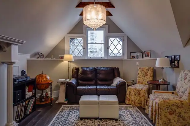 1100-sft 2-Bed Den   Parking/Laundry/AC/Water Incl (Charlton)