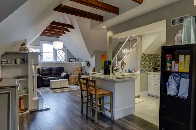 1100-sft 2-Bed Den   Parking/Laundry/AC/Water Incl (Charlton) - Photo 2