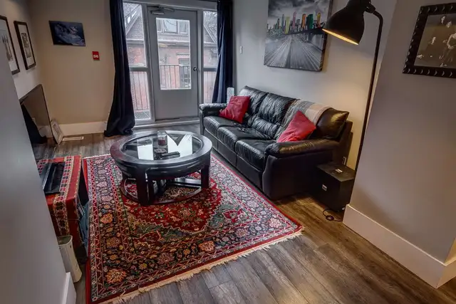 1100-sft 2-Bed Den   Parking/Laundry/AC/Water Incl (Charlton) - Photo 3