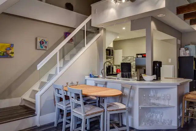 1100-sft 2-Bed Den   Parking/Laundry/AC/Water Incl (Charlton) - Photo 4