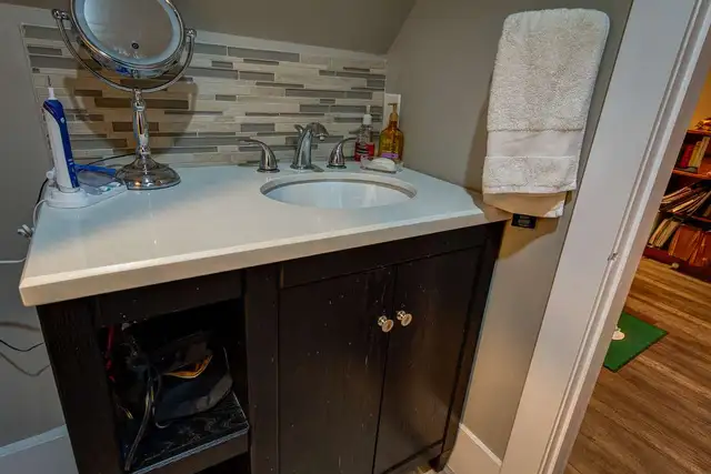 1100-sft 2-Bed Den   Parking/Laundry/AC/Water Incl (Charlton) - Photo 5