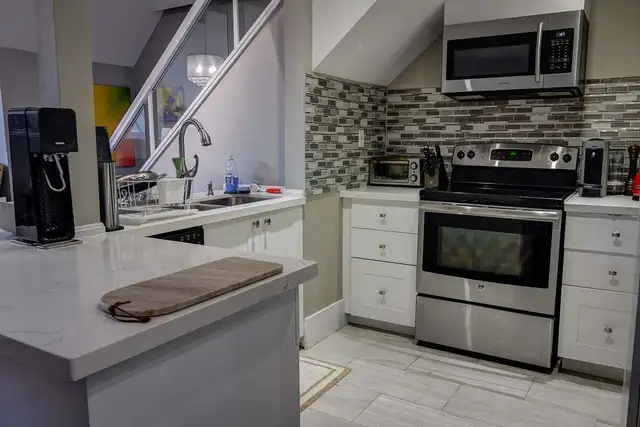 1100-sft 2-Bed Den   Parking/Laundry/AC/Water Incl (Charlton) - Photo 10