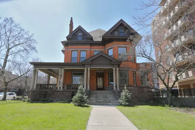 1100-sft 2-Bed Den   Parking/Laundry/AC/Water Incl (Charlton) - Photo 11