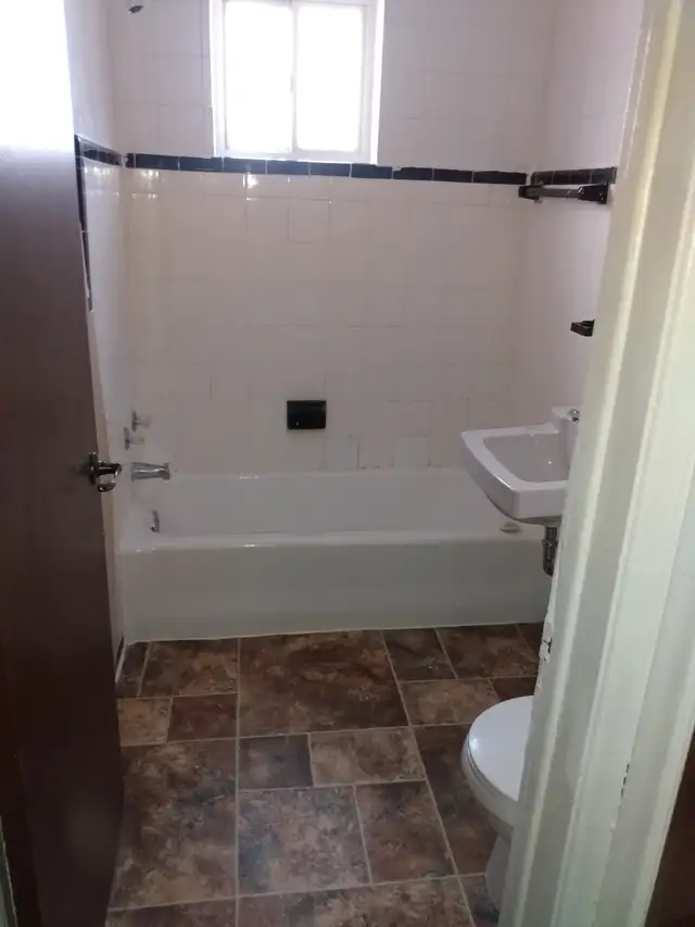 LARGE TWO-BEDROOM APARTMENT WHITBY $1900 - Photo 7