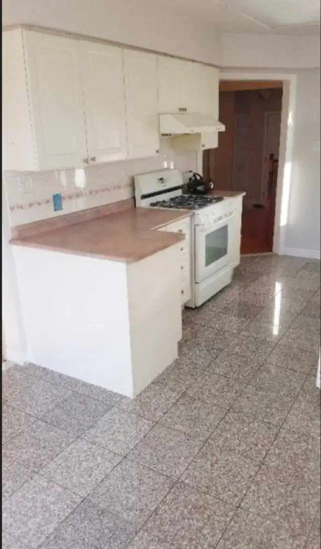 Beautiful 3 Bedroom End Unit Townhouse Silver City Location - Photo 7