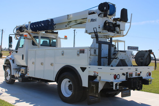 2017 International IHC 4300 Altec DC47-TR Digger Derrick - Photo 3