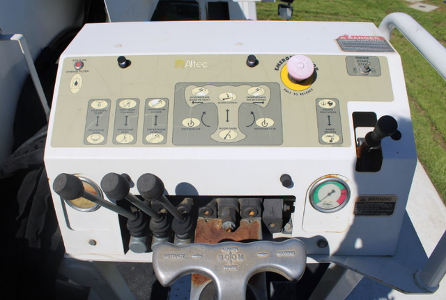 2017 International IHC 4300 Altec DC47-TR Digger Derrick - Photo 4