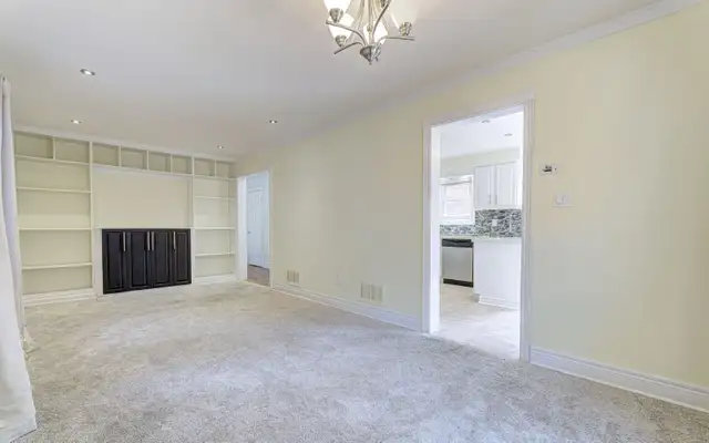 Corner Lot East-facing 4 Bed | 4 Bath-Queen & Chinguacousy - Photo 3