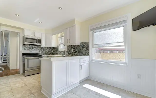 Corner Lot East-facing 4 Bed | 4 Bath-Queen & Chinguacousy - Photo 4