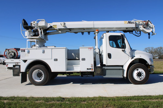 2018 Freightliner M2 Altec DC47-TR Digger Derrick - Photo 2
