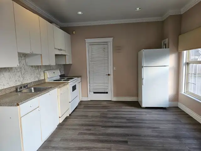 2 Bedrooms - West Richmond - Photo 3