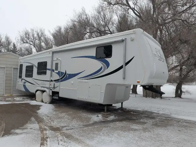2006 36' travel trailer - Photo 2