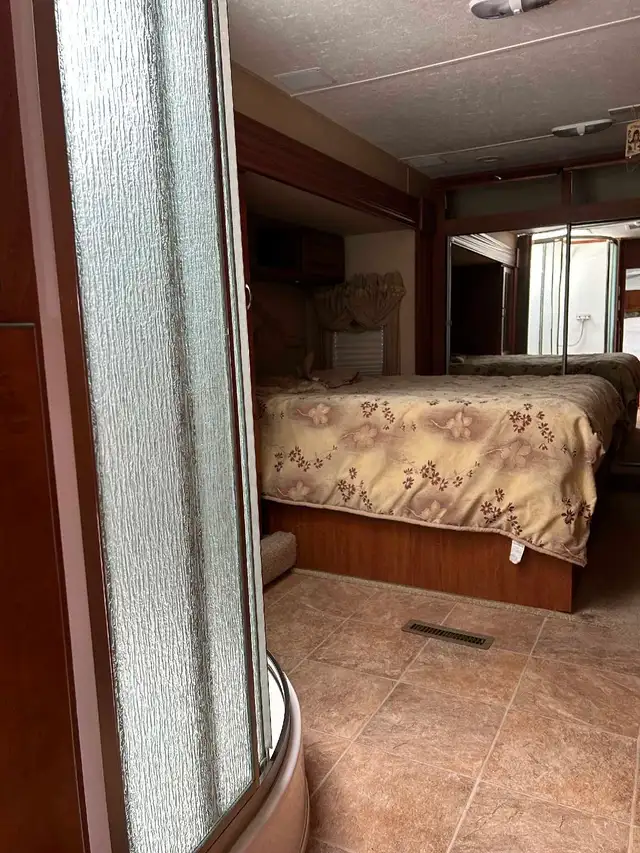 2006 36' travel trailer - Photo 3