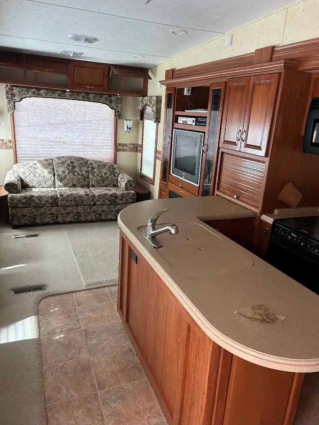 2006 36' travel trailer - Photo 4