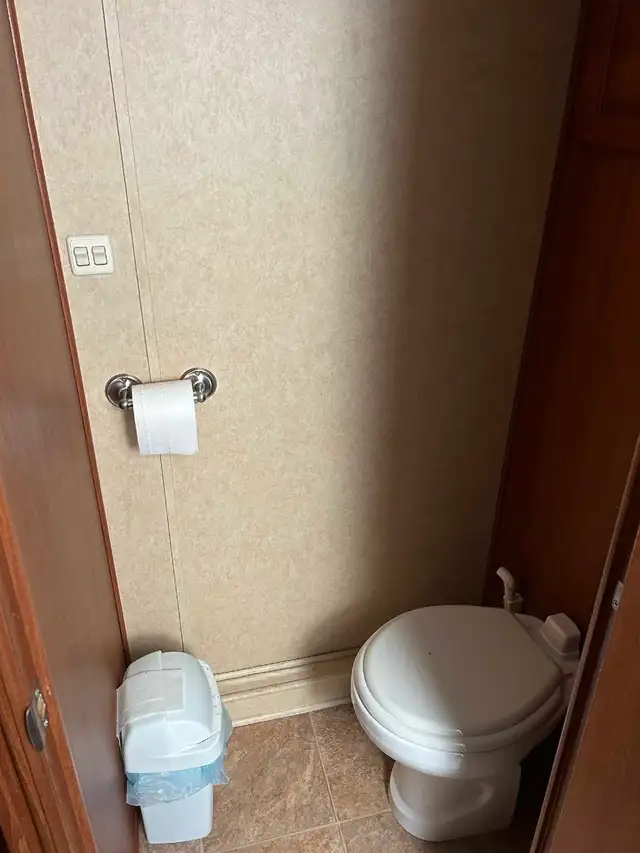 2006 36' travel trailer - Photo 7