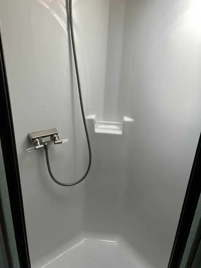 2006 36' travel trailer - Photo 8