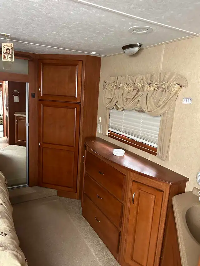 2006 36' travel trailer - Photo 9