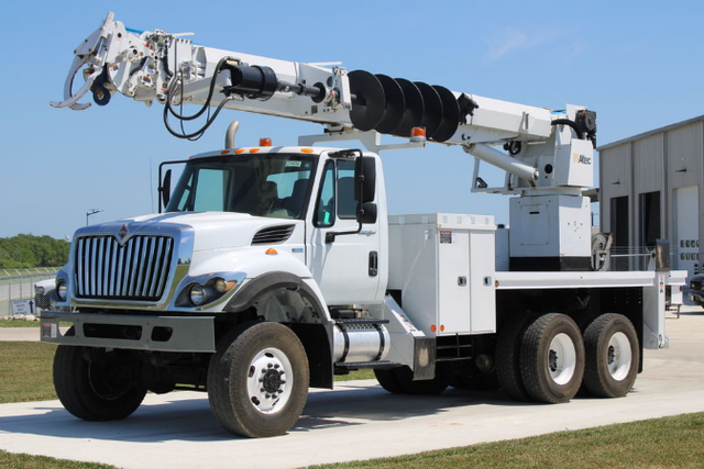 2013 International 7300 Altec D3060B-TR Digger Derrick - Photo 2